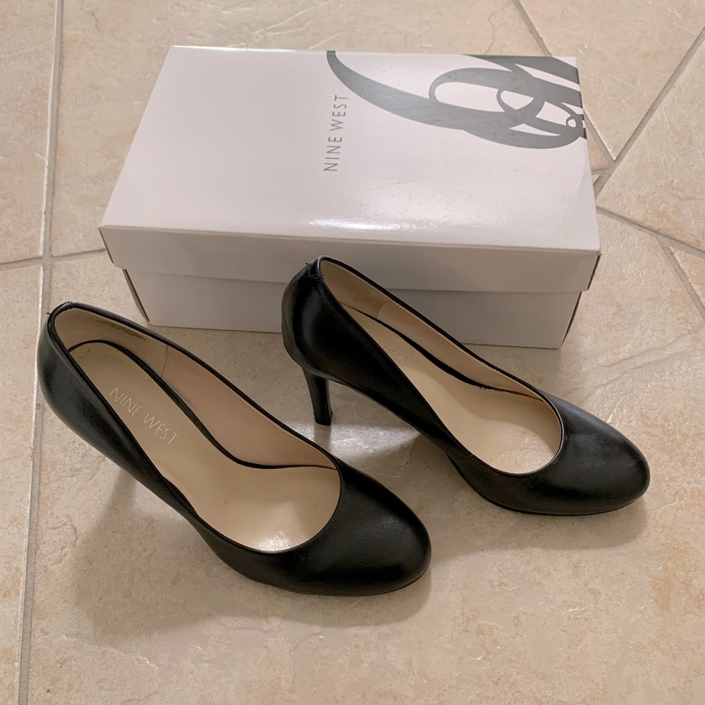 Nine West Women's Black Leather Heel (size 6)